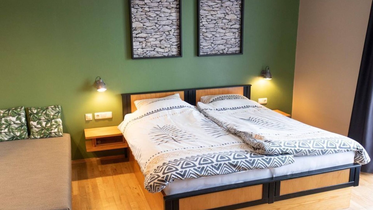 Seeboden Bed & Breakfast | Triple room with shower, WC and balcony - Pension Kärnten