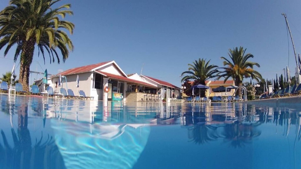 Saoulatika Apartment | Tria Adelphia | Upper Floor Two Bedroom Apartment Pool View | Room 17