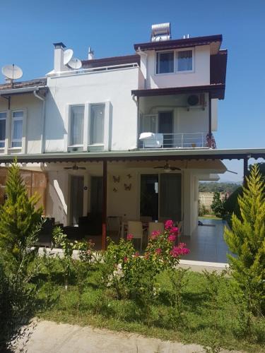 Cenger Villa | Triblex Villa I Private Beach I Walking Distance to the Sea 300 meters