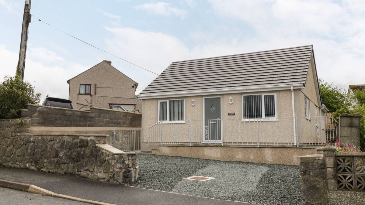 Llanfechell Cottage | TRIGFA, with a garden in Llanfechell