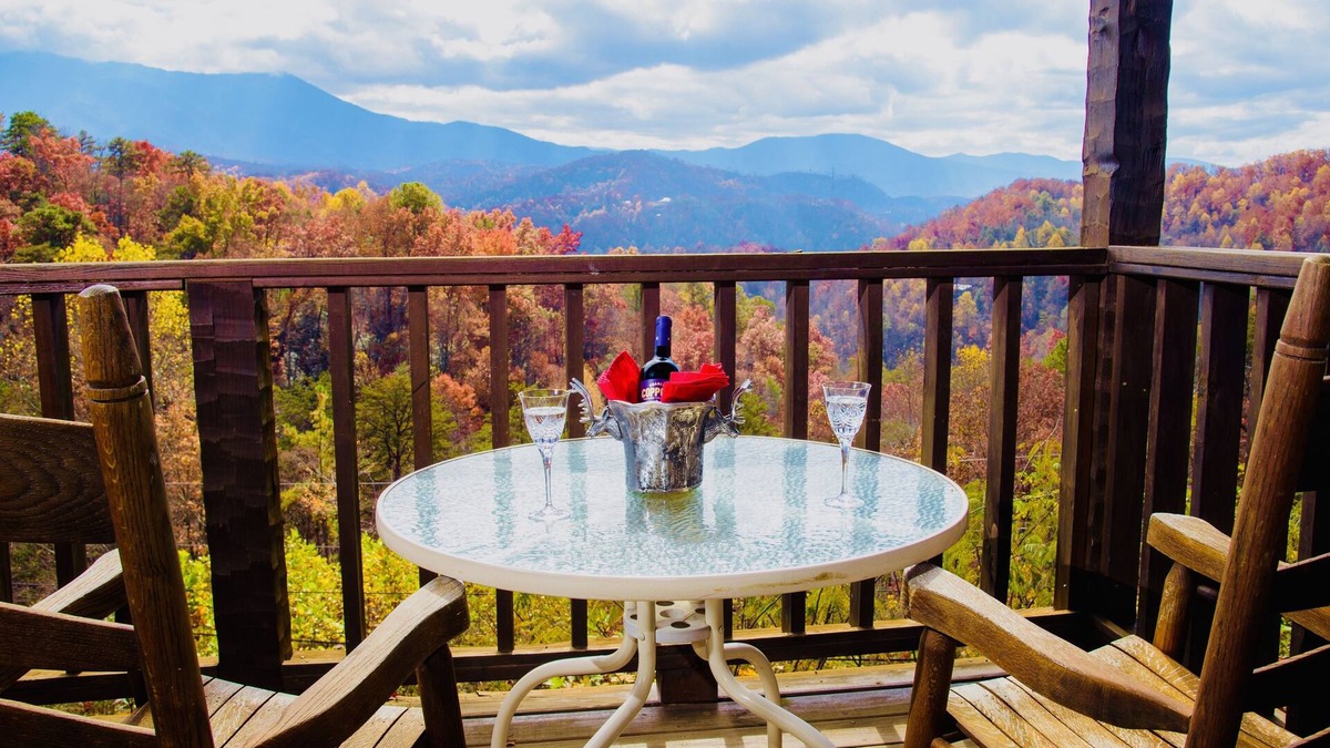 Gatlinburg - Pigeon Forge Cabin | Trillion Dollar Mtn View Great Gatlinburg Location Private Cozy Romantic Hot Tub