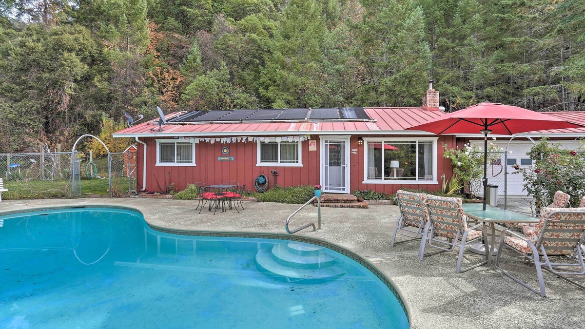 Willow Creek House | ‘Trinity River Rose’ w/ Saltwater Pool & Fire Pit!