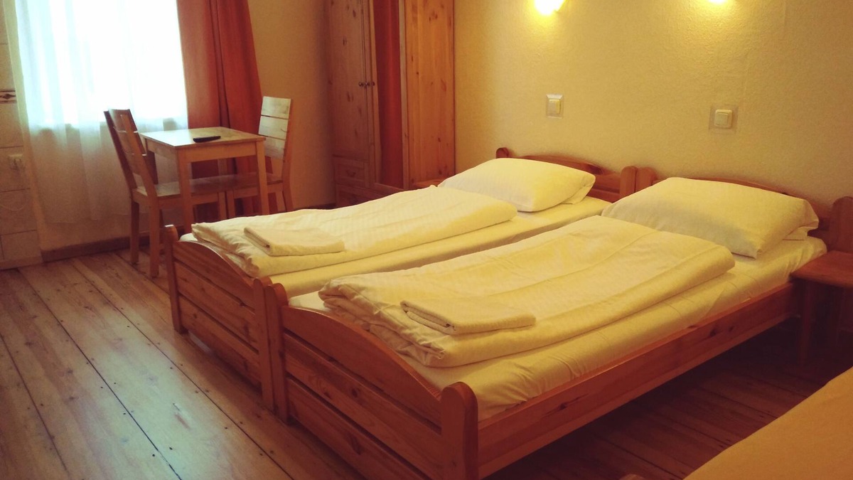 Hamburg City Center Apartment | Triple room with bathroom/WC on the floor