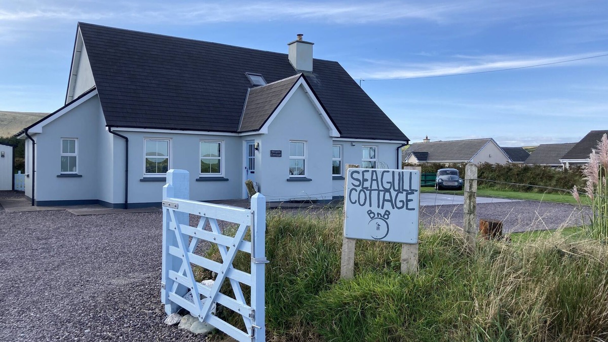 Portmagee Bed & Breakfast | Triple room with ensuite bathroom