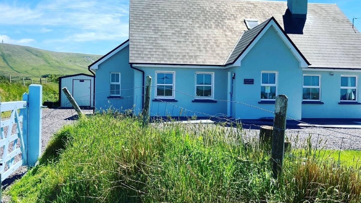 Portmagee Bed & Breakfast | Triple room with ensuite bathroom