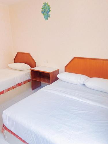 Bukit Kecil House | Triple room with private bathroom