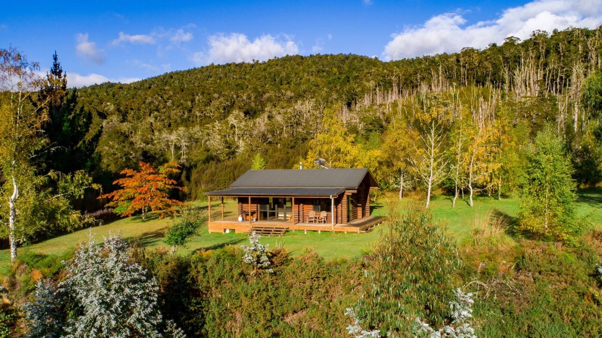 Glenhope Cottage | Triple Tui - Log cabin, self contained, river side