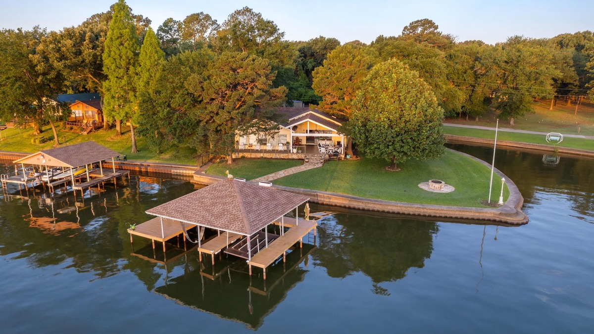 Enchanted Oaks House | TripleHRetreat+Pets+Waterfront+Dock+GameRoom