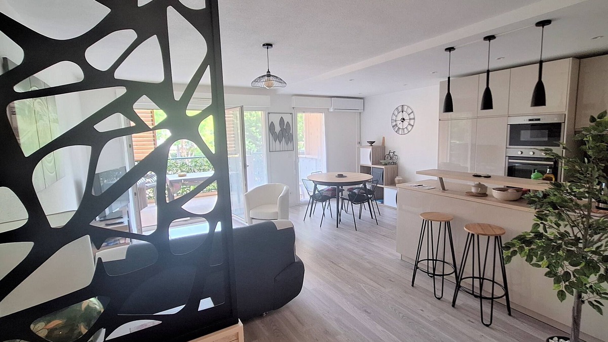 Saint-Cyr-sur-Mer Apartment | Trois Pièces , Terrasse, 15' à Pied de la mer