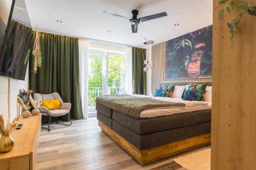 Hof Apartment | Tropengeflüster Penthouse in Hof, Whirlpool, Balkon, Webergrill, Digital Checkin, Parkplatz, Wlan330Mbit