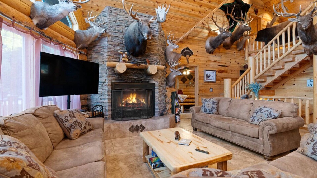 Duck Creek Village Cabin | Trophy Room Retreat - Large Lodge Sleeps up to 15