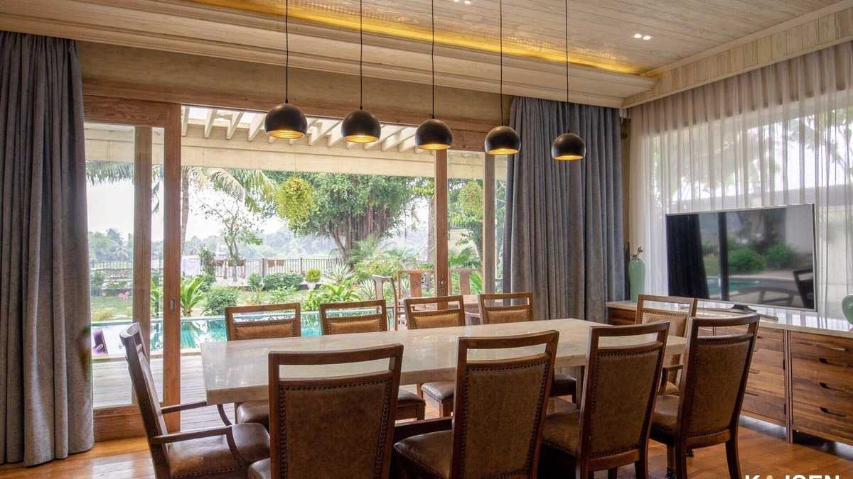 Ho Chi Minh City Villa | Tropical backyard & Luxury wooden villa, 5 min to local night market, 10 to Mall