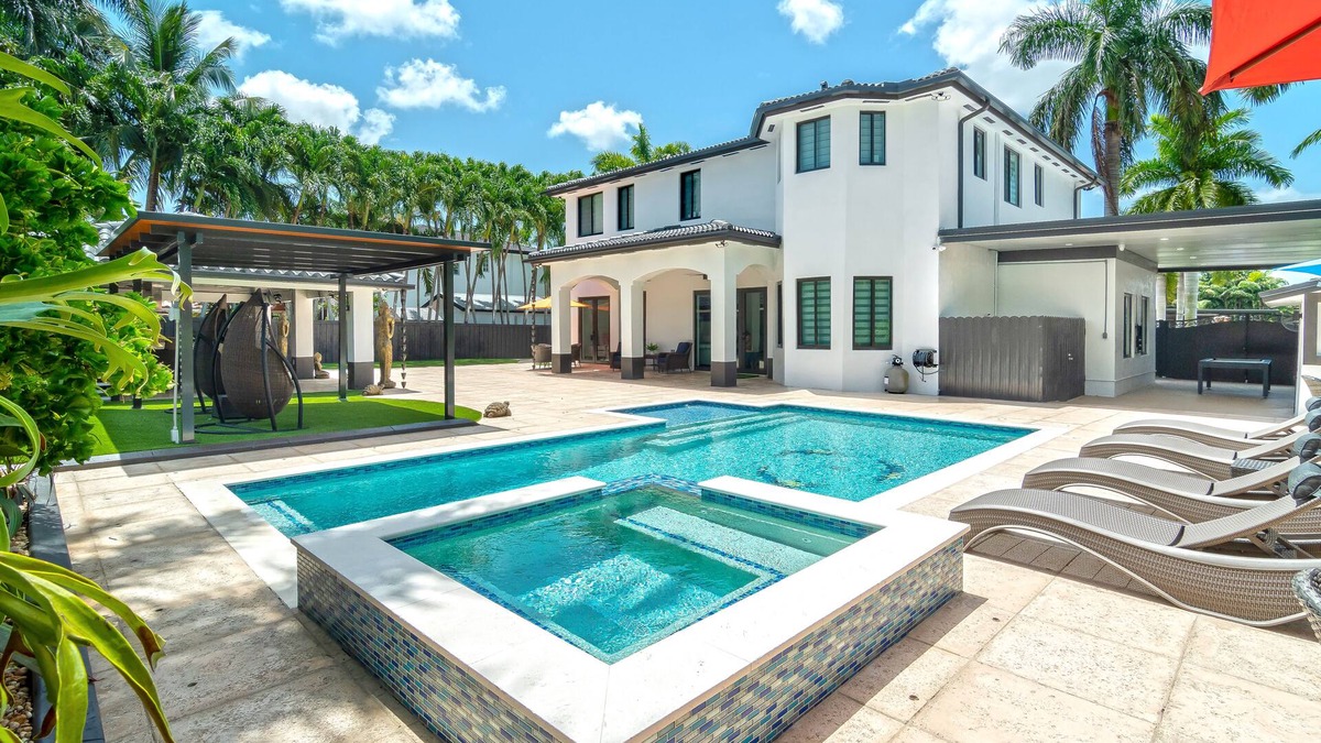 Cutler Bay Villa | Tropical deluxe villa- weekly and monthly discounts available!.