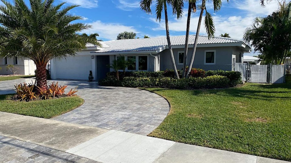Garden Isles House | Tropical Escape Entire 3 bedroom House w/heated pool and hot tub