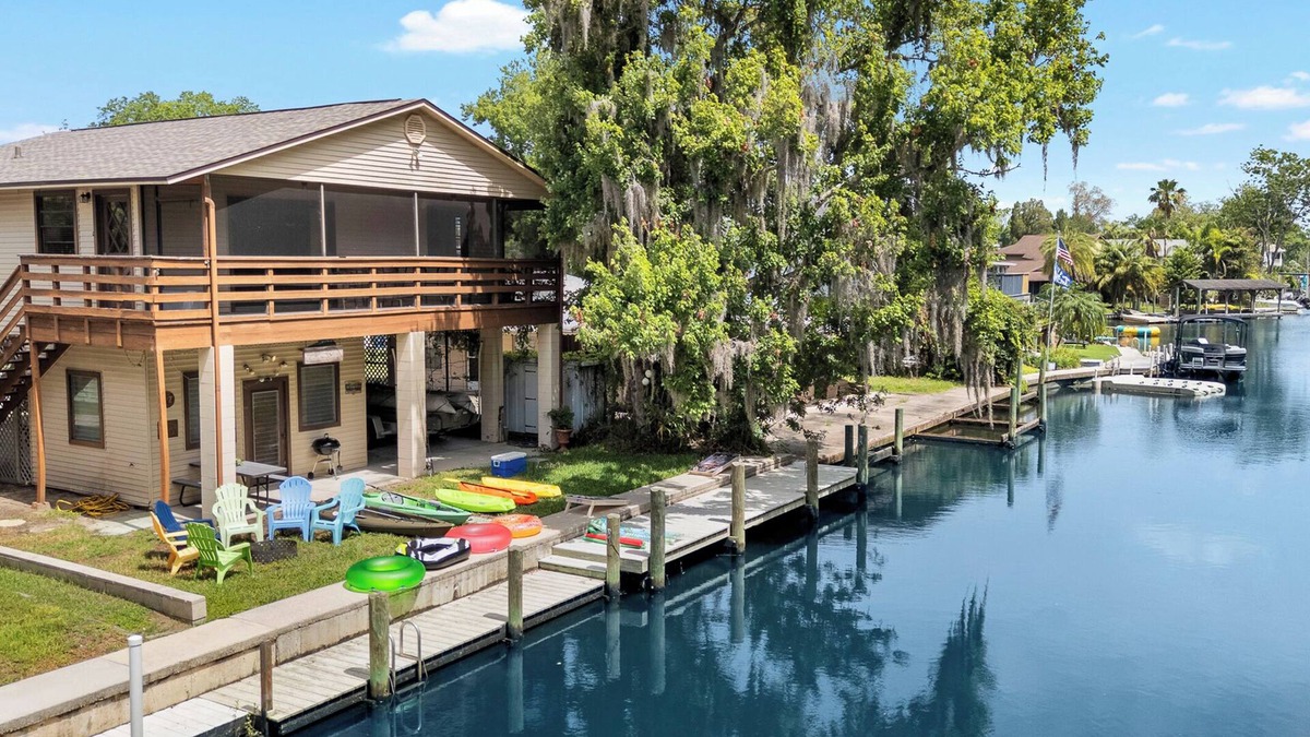 Weeki Wachee Gardens House | Tropical Escape: Kayaks, Dock, Direct Gulf Access, Ideal for Large Boats!
