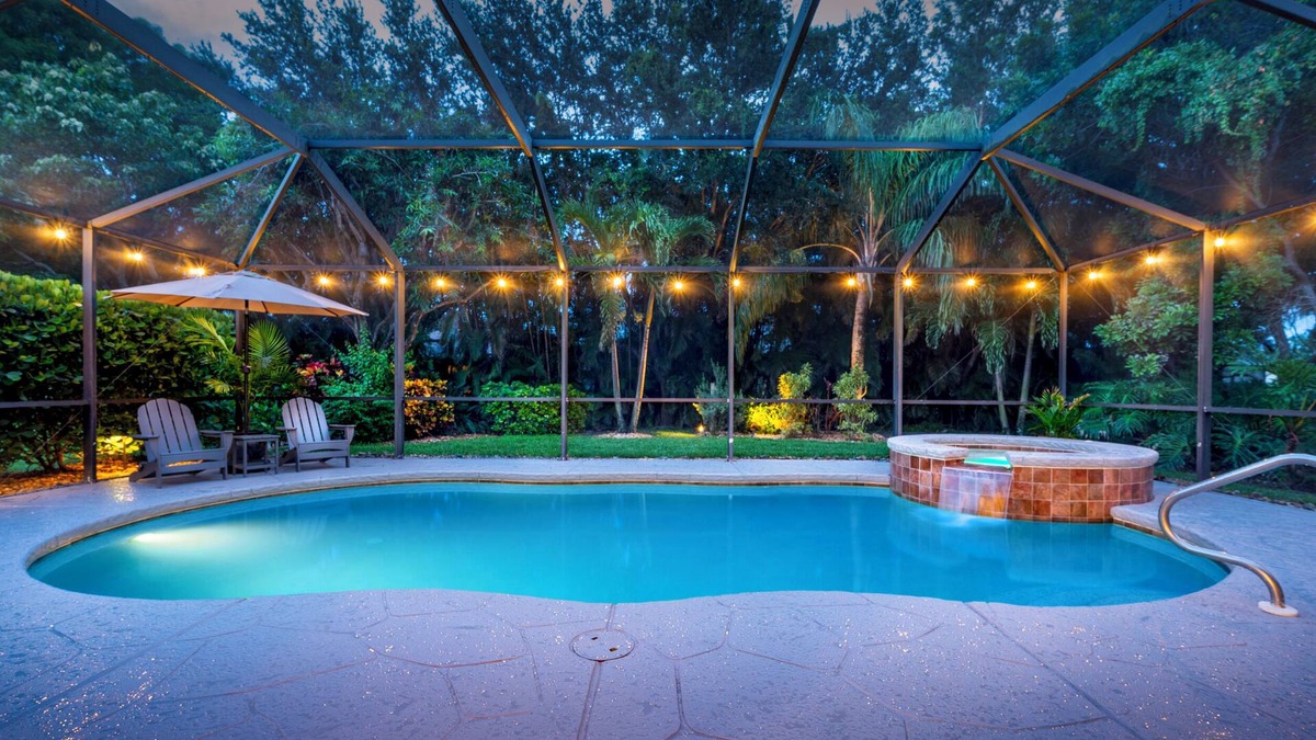 Central Naples House | Tropical Escape - Surf Chic Lux Salt Pool & Spa. King Beds!