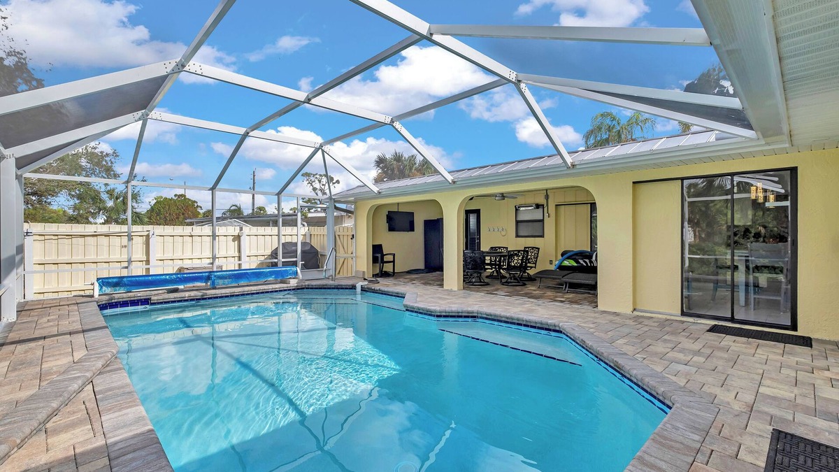 Murdock House | TROPICAL FAMILY OASIS ON CANAL-PET FRIENDLY