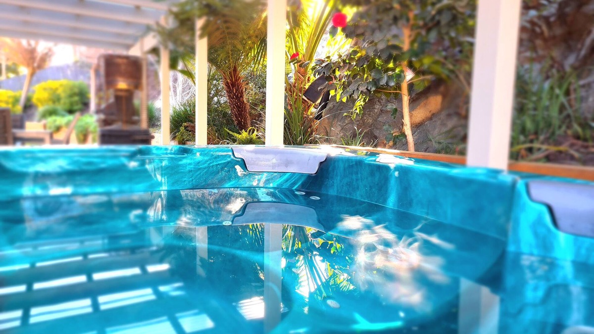 Calwell House | Tropical Gem - Outdoor Jacuzzi