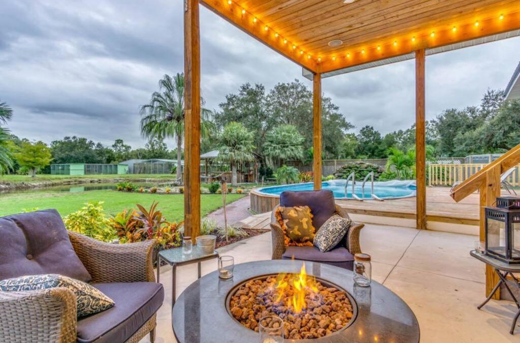 Punta Gorda House | Tropical getaway Pool and tiki bar