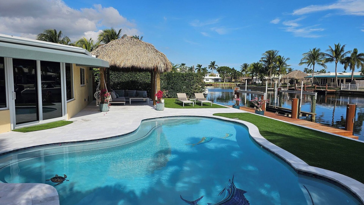 Garden Isles House | Tropical Luxury Living, waterfront, pool heated, close to the beach