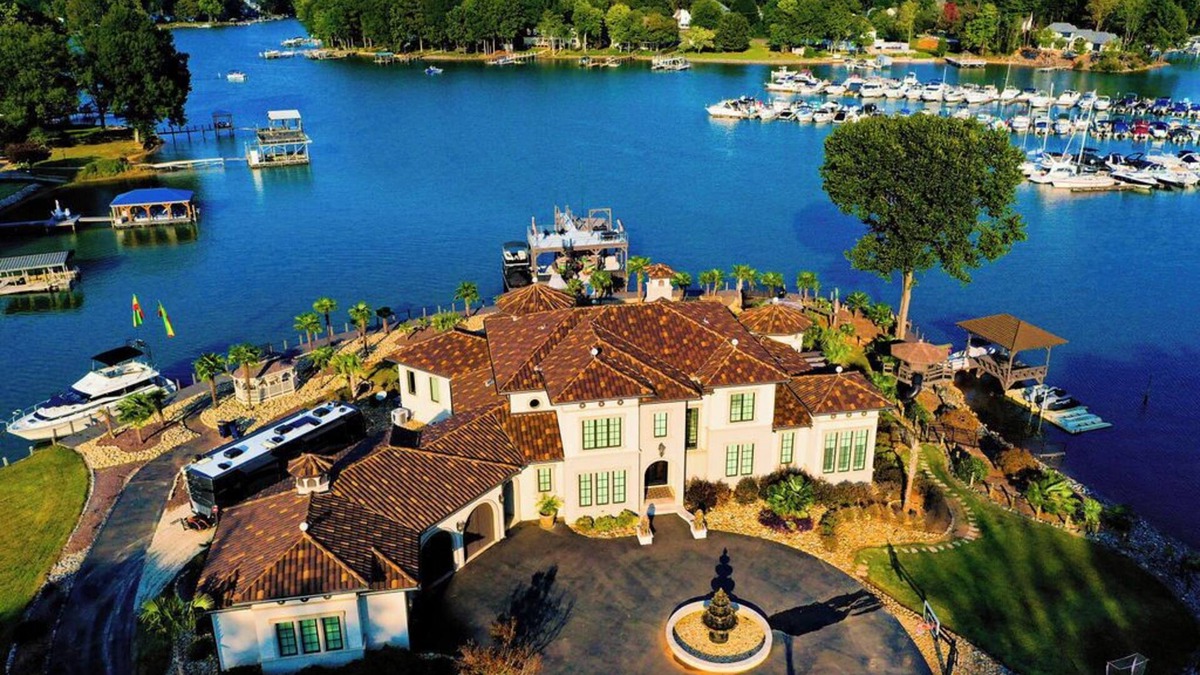 Cornelius House | Tropical Luxury on Lake Norman! 6BR, 8BA, Private Pool, Swim Up Bar & 2 Docks.