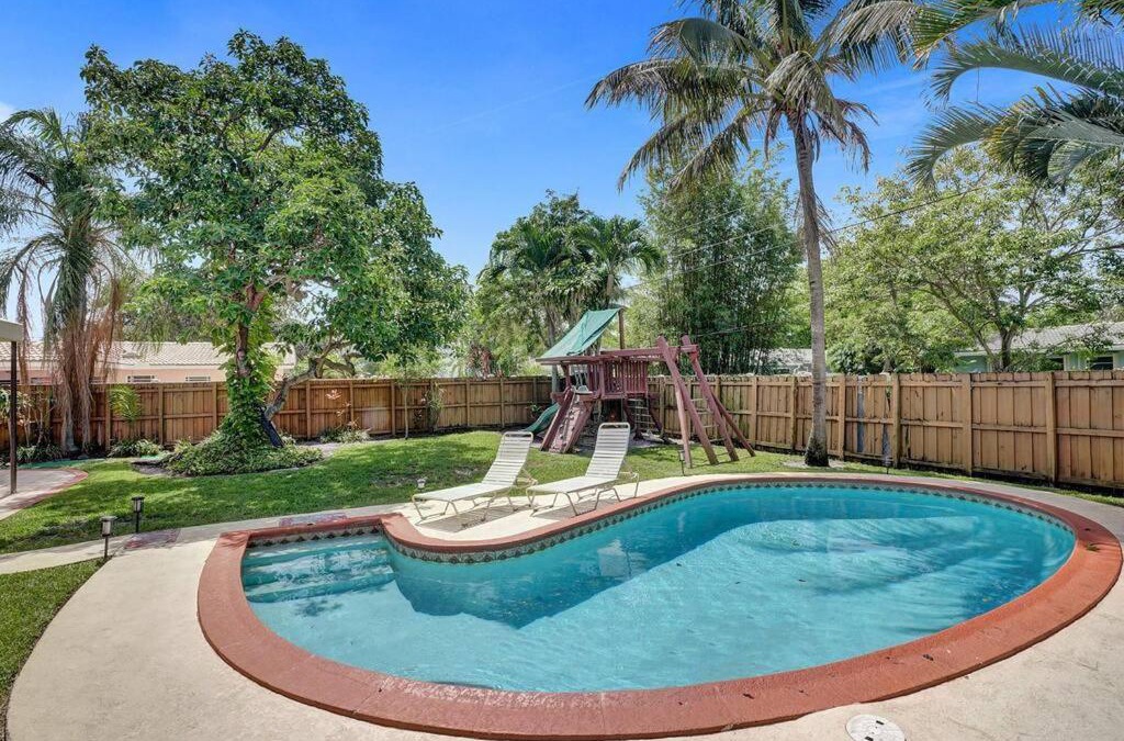 Deerfield Beach Villa | Tropical Oasis+heated Pool-4BR/KINGS/1mi to BEACH!