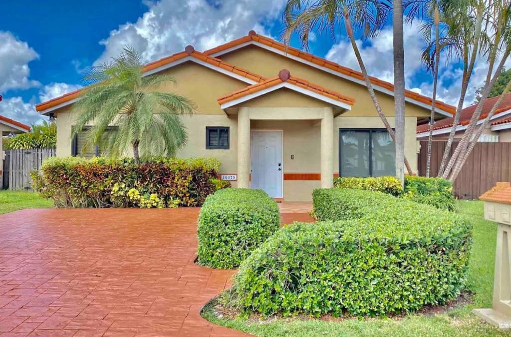 Sunset House | Tropical Oasis home w Community Pool great area