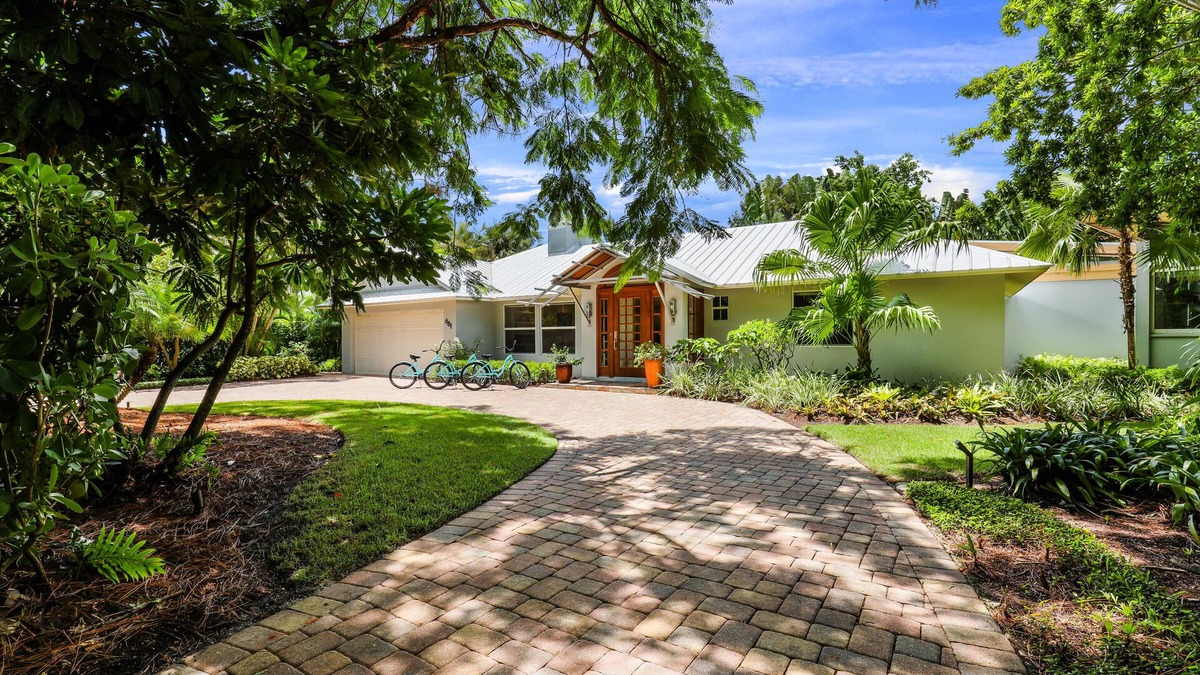 Ridge Lakes House | Tropical Oasis! NEW Listing just blocks to the beach. 5 ⭐️ FIFA World Cup 1.5hr