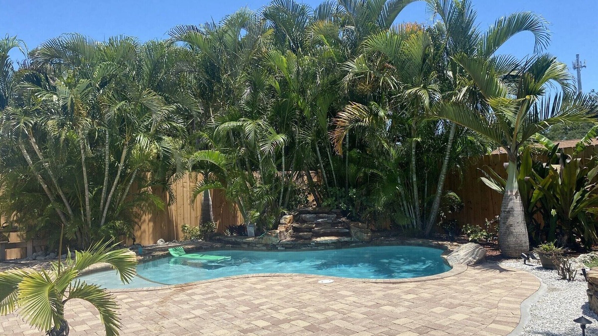 Laurel House | Tropical Oasis Pool Home 1 mile from Casey Key Beach