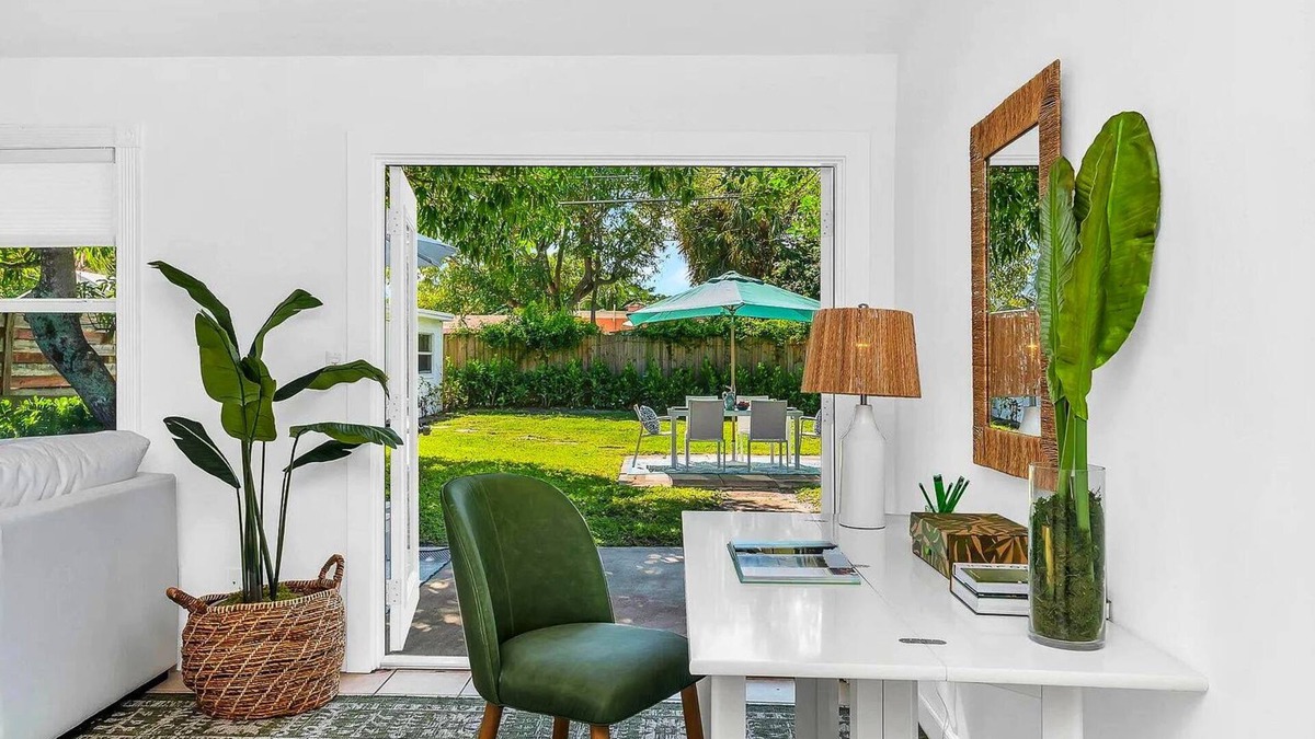 Country Club Park House | Tropical Oasis w/Hot Tub Near Astonishing Beaches