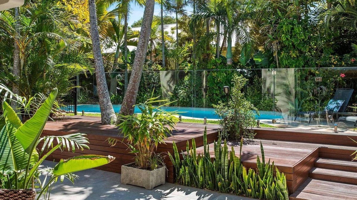 Marcus Beach House | Tropical Oasis - Walk to Beach