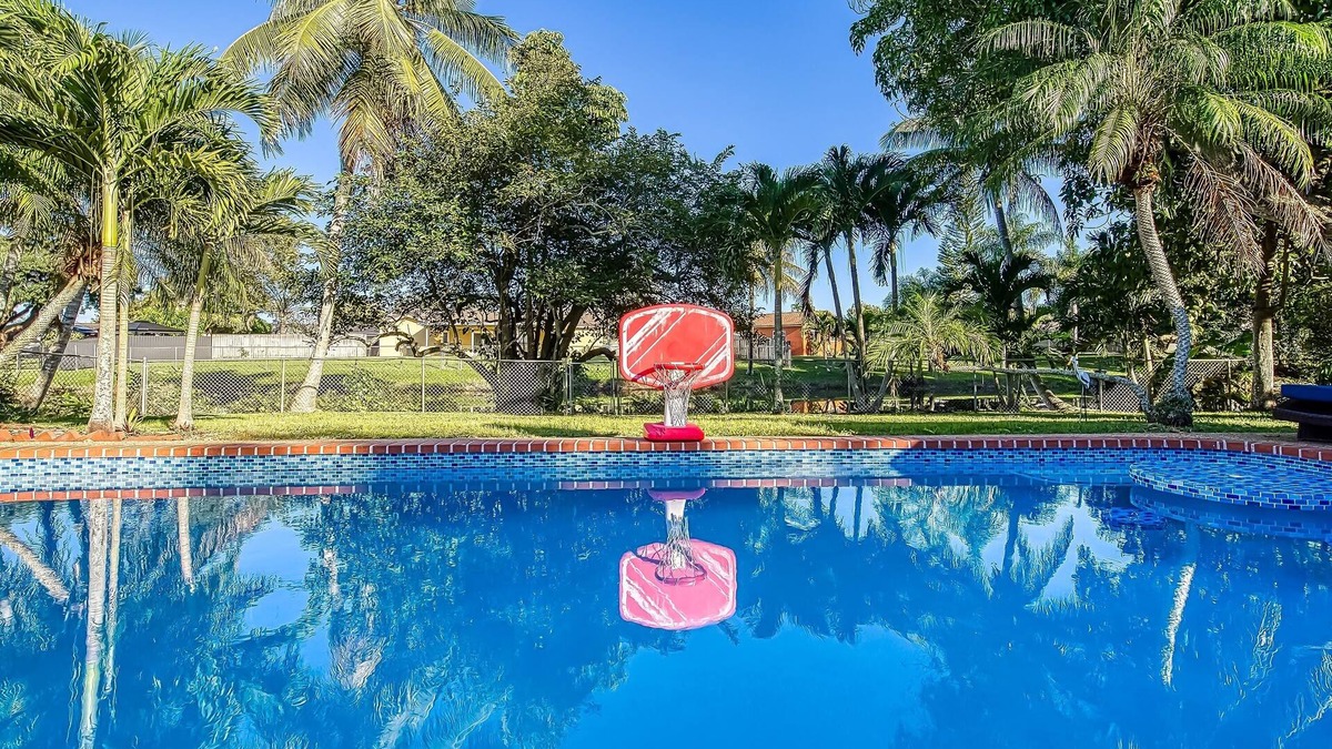 Cooper City Villa | Tropical Oasis with Heated Salt Water Pool & Bar!