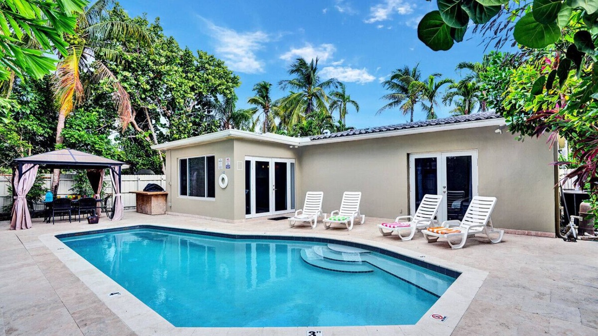 Hollywood Lakes House | Tropical Palm Oasis Heated Pool near Beach