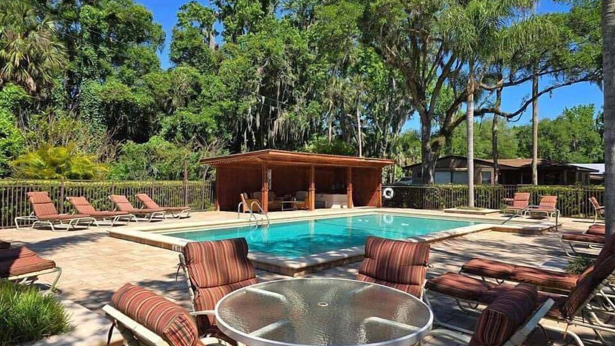 DeLand Hotel | Tropical Resort & Marina on Lake Beresford