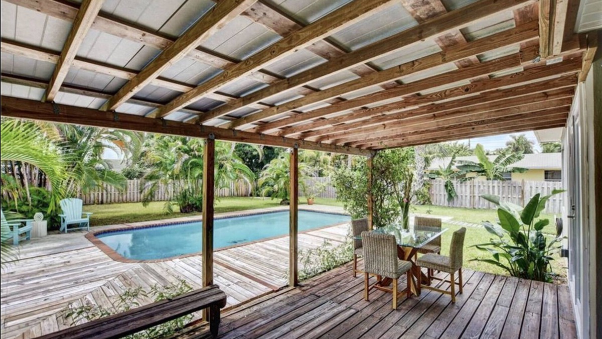Central Oakland Park House | Tropical Retreat with heated pool