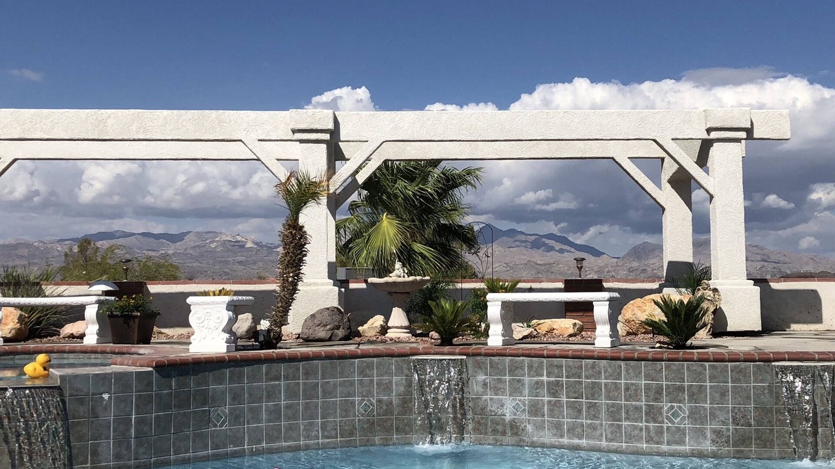 Bullhead City House | Tropical Sunridge Estates Large Family Pool Retreat-6 minutes to Lake Mohave!