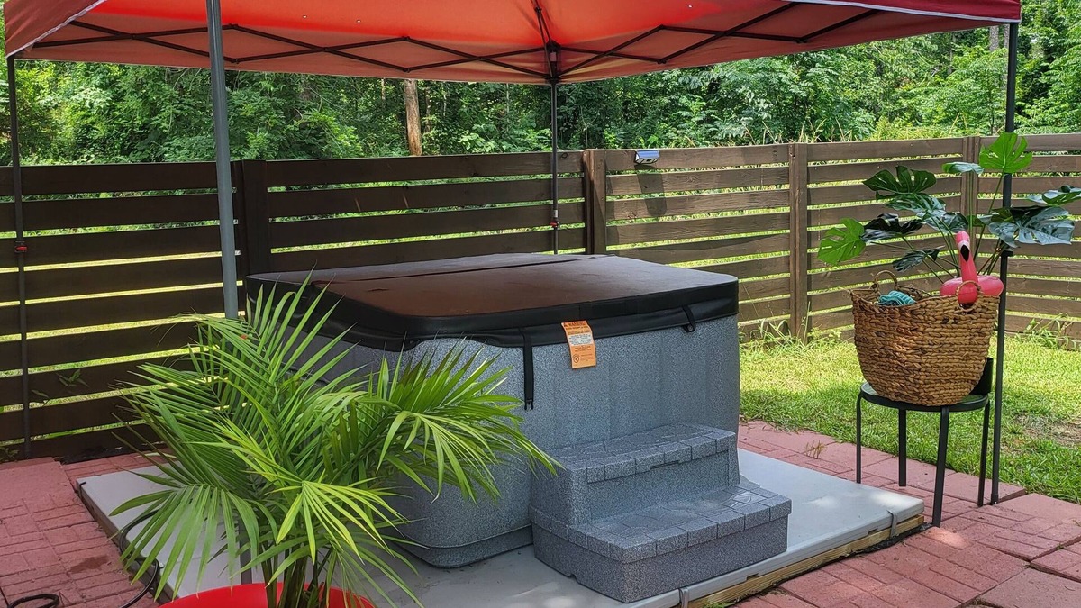 Griffin House | Tropical vibes/Hot tub/NEW BEDS Gated backyard/Pool Table/Gazebo/Garden/Fire Pit