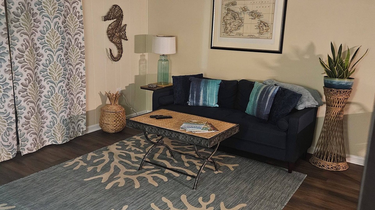 Newark Apartment | Tropical vibes in Newark
