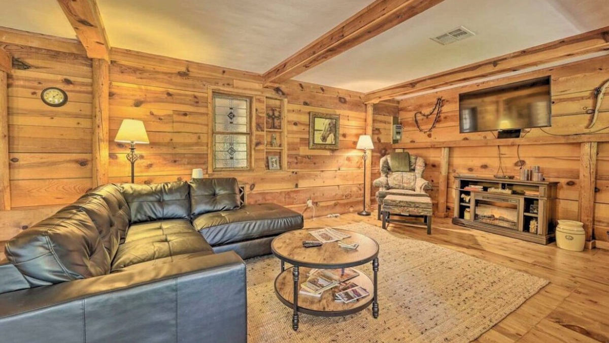 Munds Park Cabin | Trout Creek Retreat - Rustic Cabin in Munds Park