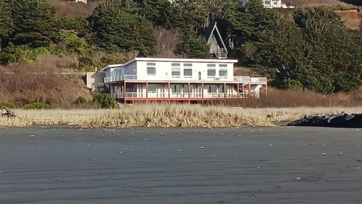 Moclips House | True Beachfront! 4BR, 4BA with amazing views and direct beach access. Hot Tub!