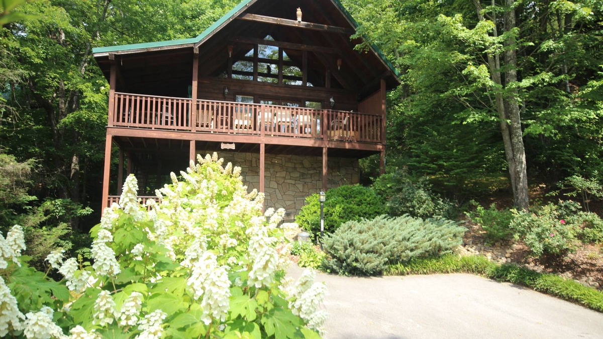 Black Bear Falls Cabin | TRUE LOG CABIN FANTASTIC VIEWS (ONLINE BOOKING) 2.5 MILES TO GATLINBURG & PARK