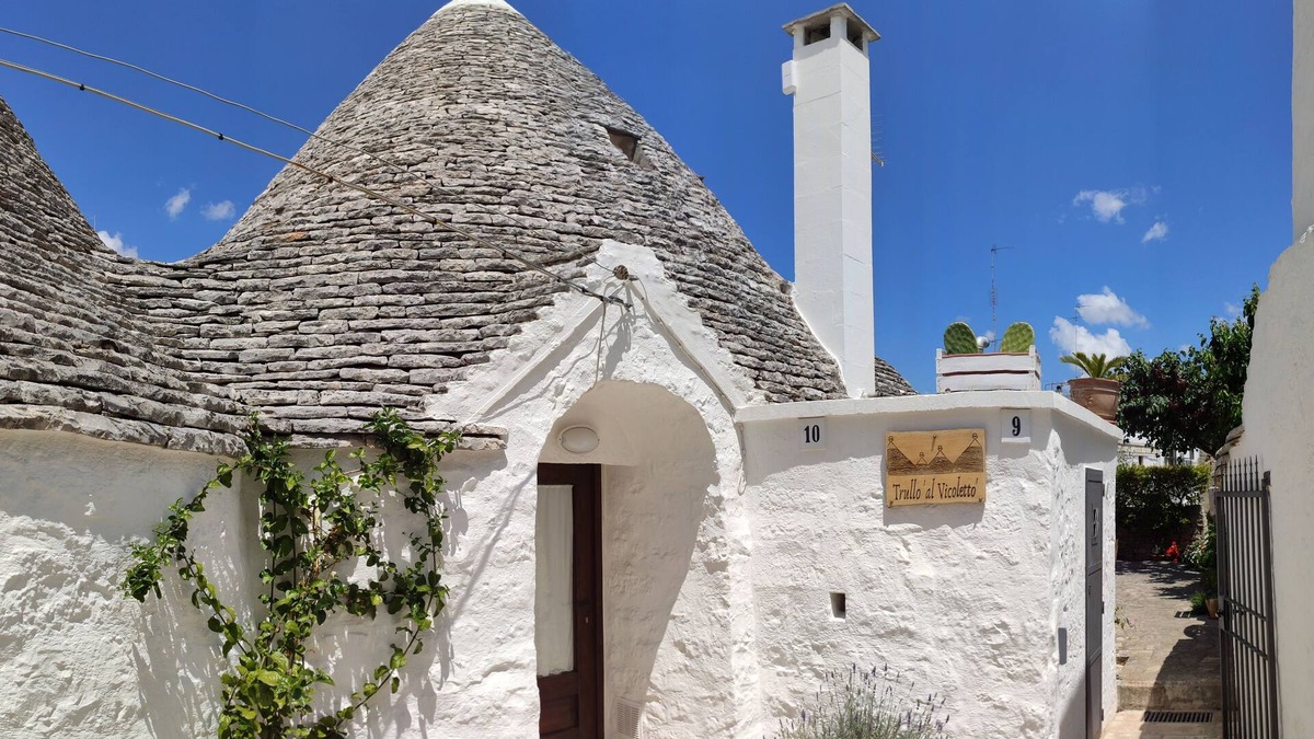 The Trulli of Alberobello House | Trullo alleyway, central with private garden