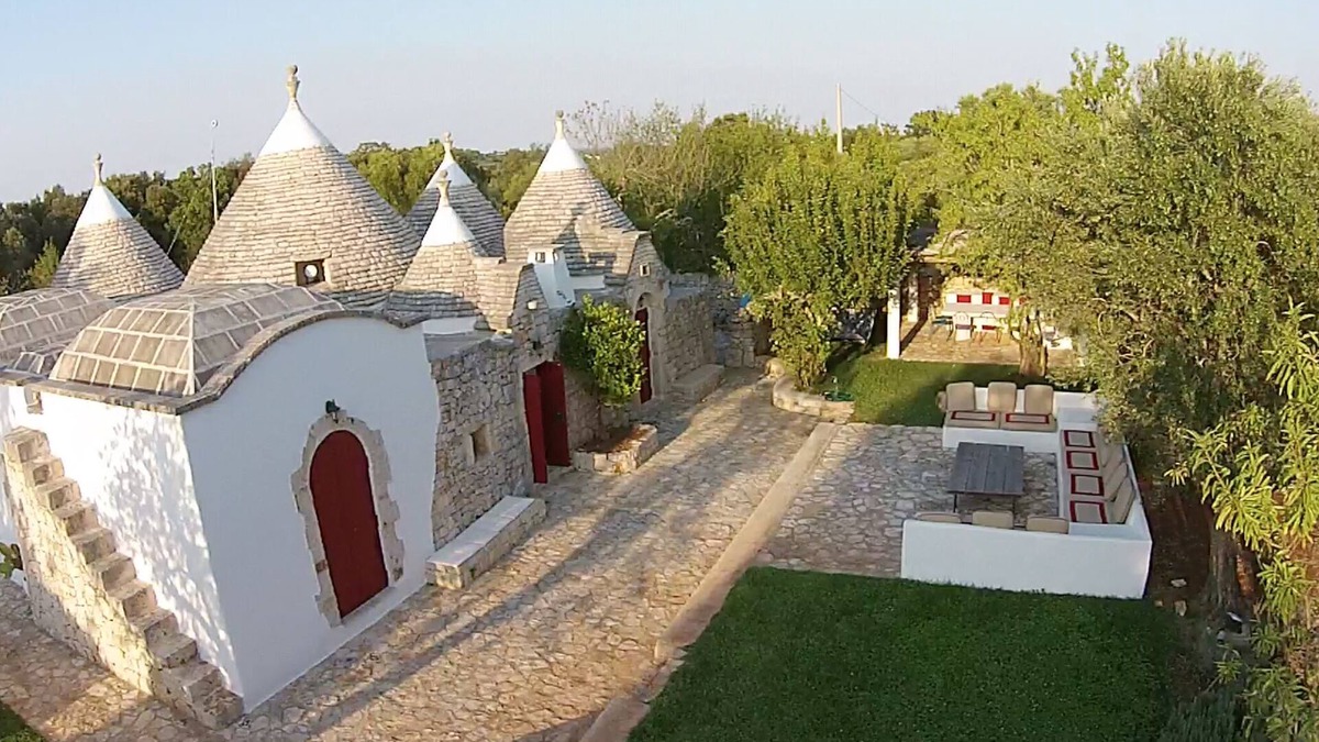 Ceglie Messapica House | TRULLO CINCIARELLA, 10x5mt. SALT WATER POOL, 2 acres olive trees, STARLINK wifi