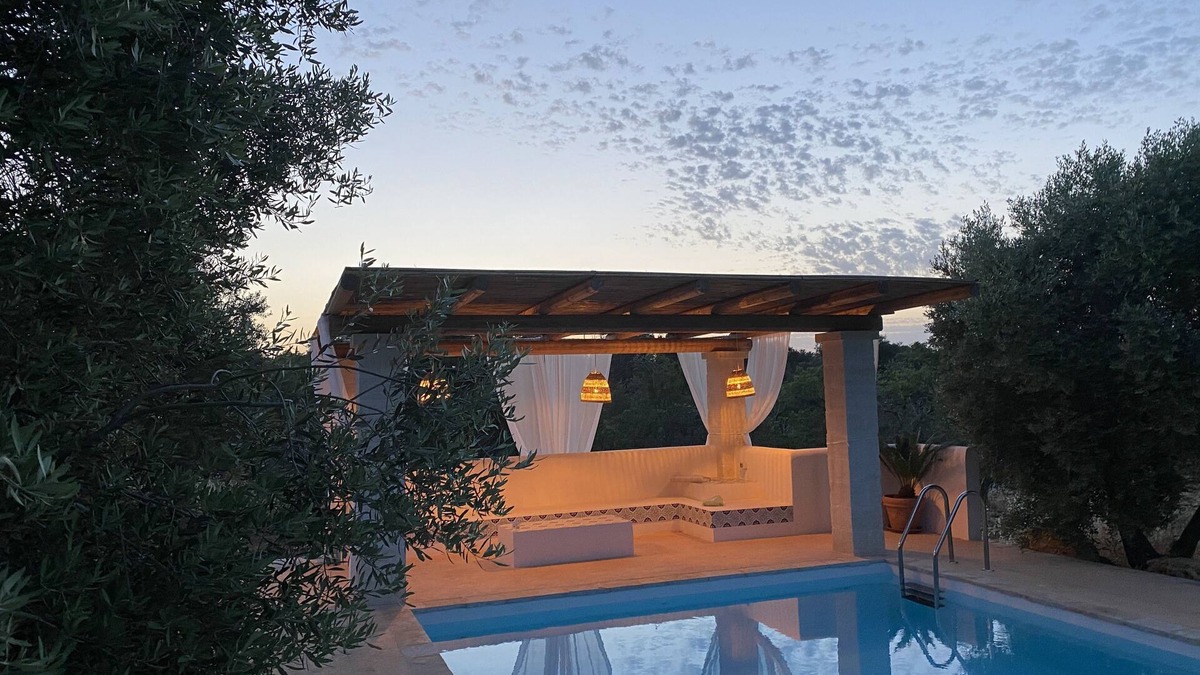Ostuni Villa | Trullo Dipinto: private pool, secluded, yet central location for beach & culture