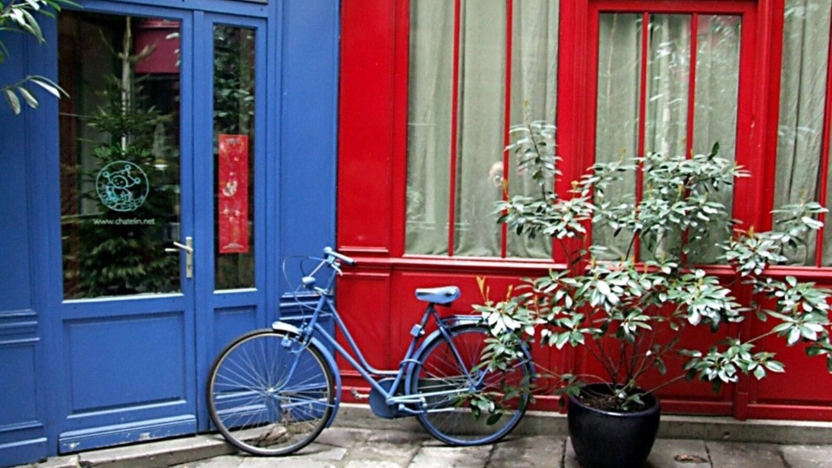 Quartier Sainte-Avoye Apartment | Truly Marais !Set in a passage flowered setting with beautiful colored windows.