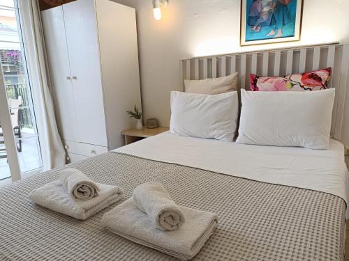 Agios Pavlos Apartment | Trykonos Thessaloniki - City Garden Studio - Easy Parking & Walk to Center - 300m from University