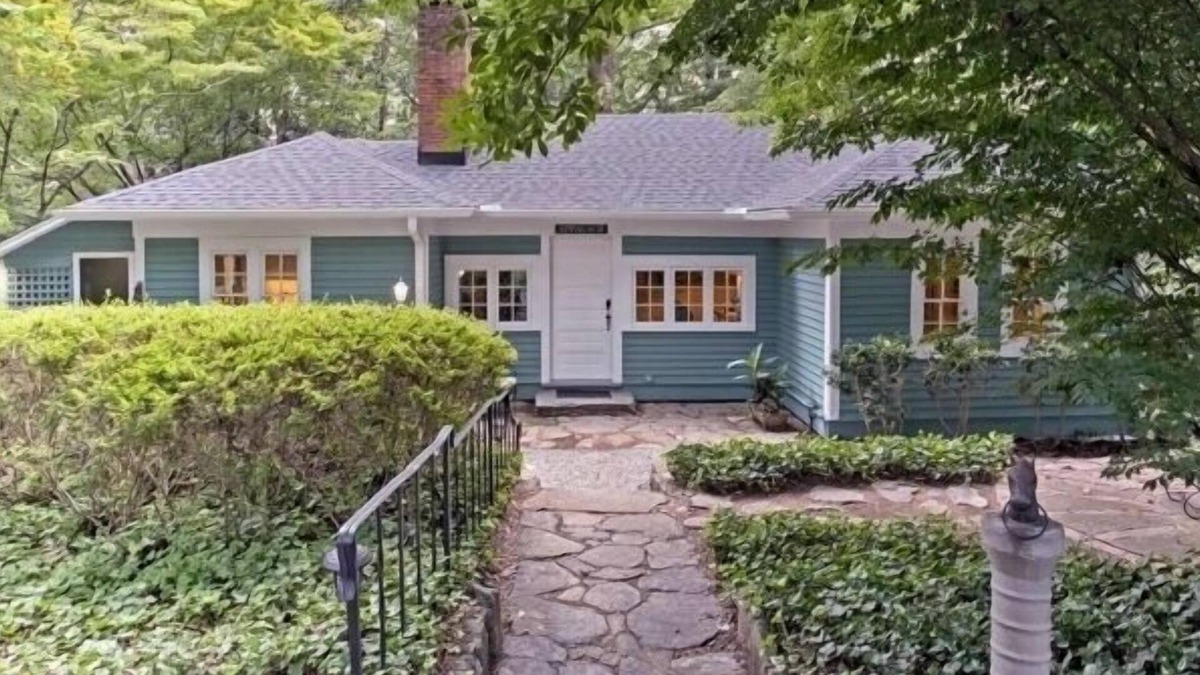 Lynn Cottage | Tryon Historic Cottage Remodeled/Romantic Extras!