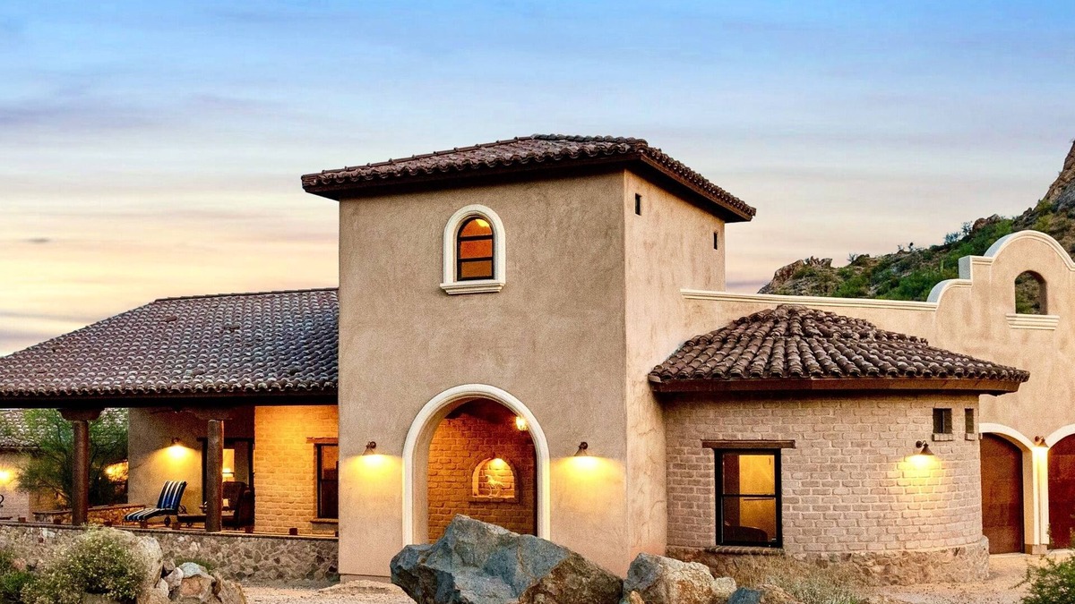 Drexel Heights House | Tucson Time Machine Journey–Enjoy Rooftop Sunsets & Wildlife Show