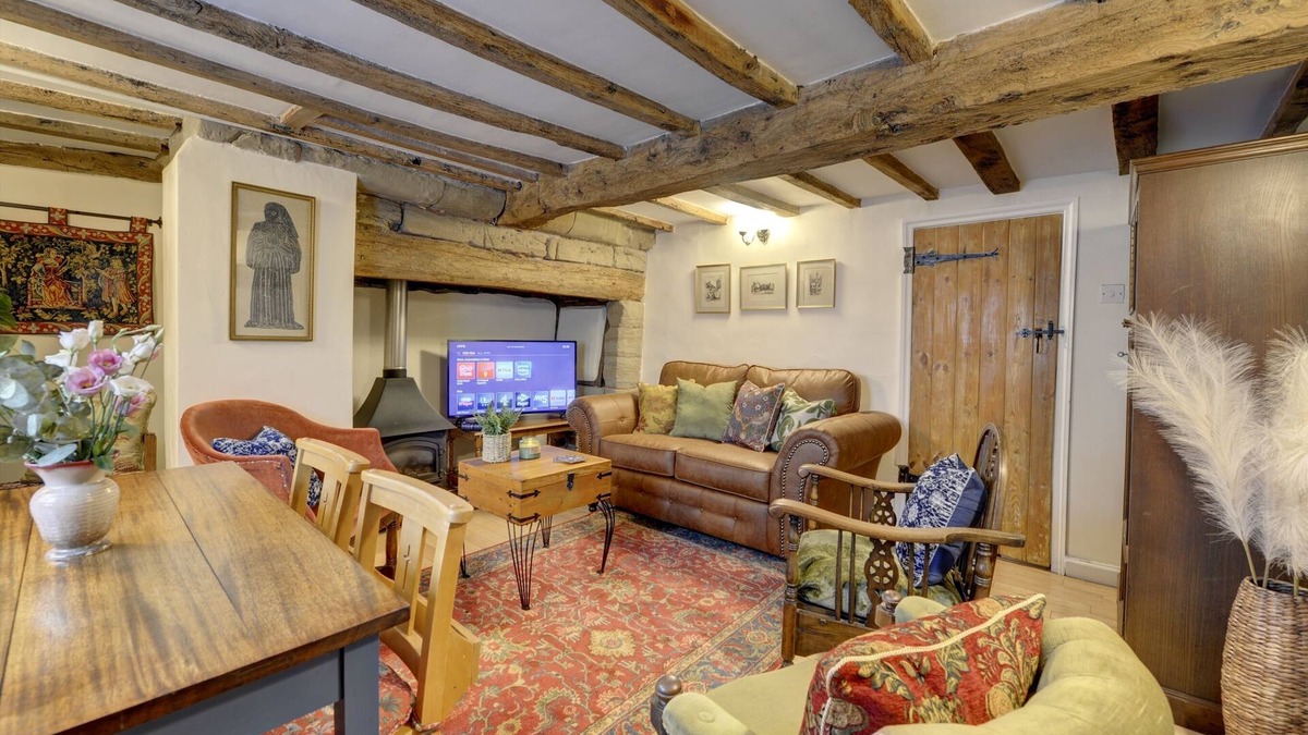Warwick Cottage | Tudor Cottage - Historic Charm in Central Location