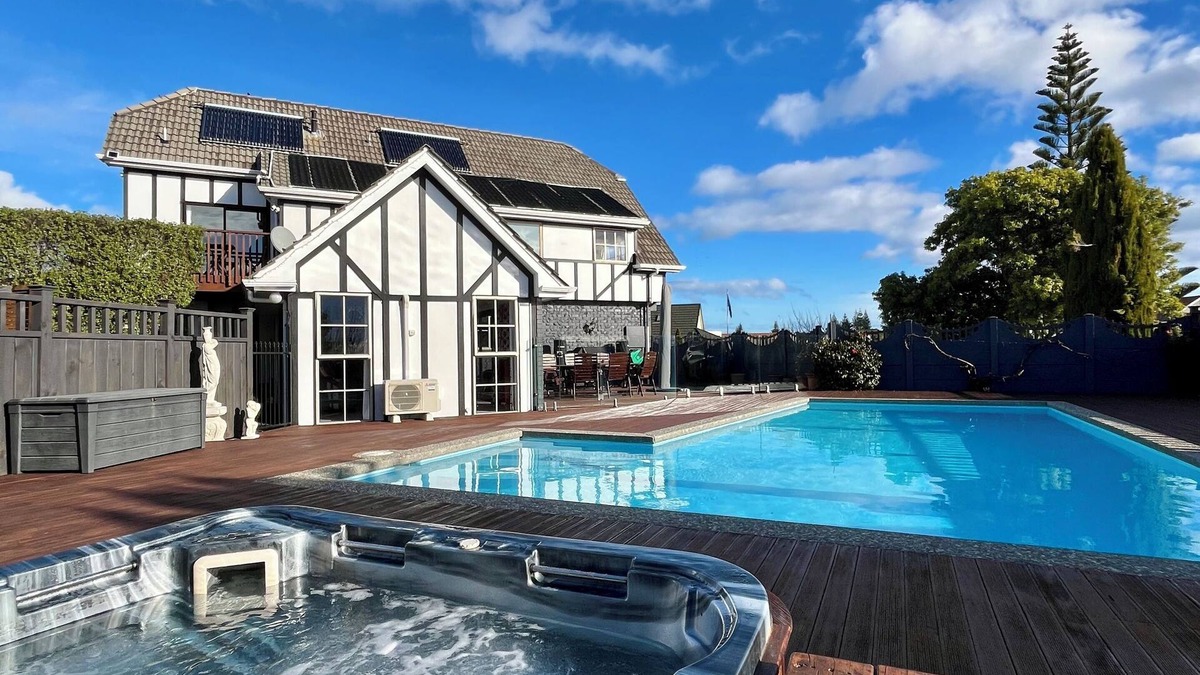 Paraparaumu Beach Bed & Breakfast | Tudor Manor Bed & Breakfast